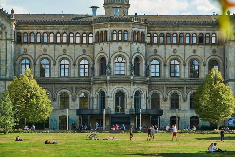 UIB merupakan cabang dari Universitas Indonesia yang berlokasi di Depok. Dengan program studi yang beragam dan fasilitas pendidikan yang lengkap, UIB menawarkan pendidikan berkualitas yang dapat meningkatkan kemampuan dan pengetahuan para mahasiswa.
