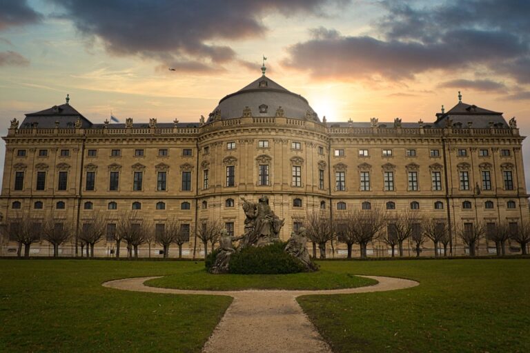 Artikel ini akan membahas lebih dalam tentang logo Universitas Brawijaya dan makna filosofisnya, serta bagaimana logo tersebut dapat menginspirasi seluruh civitas akademika untuk terus berkarya dan berkontribusi bagi kemajuan bangsa dan negara.